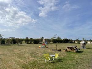 Maisons de vacances Gite Pierrefitte-sur-Loire, 3 pieces, 4 personnes - FR-1-489-360 : photos des chambres