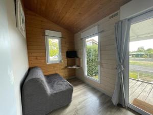 Chalet au bord de leau, terrasse privée, pêche, baignade, nature et détente, animaux acceptés - FR-1-489-359