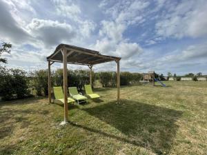 Maisons de vacances Gite Pierrefitte-sur-Loire, 3 pieces, 4 personnes - FR-1-489-361 : photos des chambres