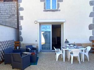 Maisons de vacances Gite Le Mayet-de-Montagne, 3 pieces, 4 personnes - FR-1-489-375 : photos des chambres