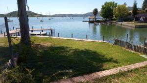 Alojamiento Punta verde parcela orilla lago Rapel piscina campo