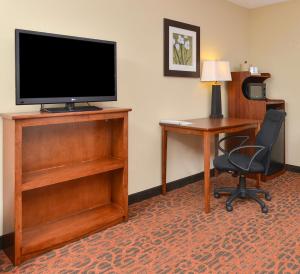 King Room with King Bed - Non-Smoking room in Hampton Inn Muscatine