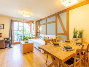 Appartement centre-ville avec balcon, piscine et parking sécurisé - FR-1-296-394