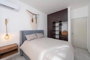 The Smurfs Townhome. Pool FREE parking.