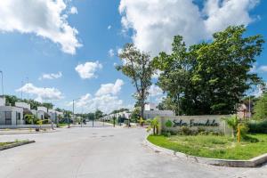 The Smurfs Townhome. Pool FREE parking.