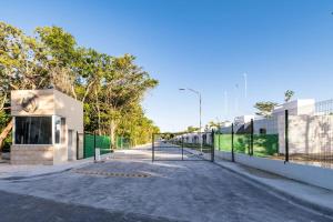 The Smurfs Townhome. Pool FREE parking.