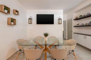 The Smurfs Townhome. Pool FREE parking.