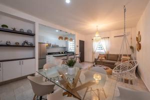 The Smurfs Townhome. Pool FREE parking.