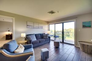 Lake-View Condo Condo in Vista Towers Shangri-La!