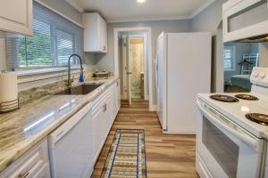 Walk to Beach Hampton Home with Grill!