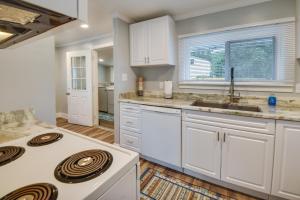 Walk to Beach Hampton Home with Grill!