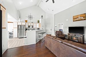 Condo in Lakefront Resort w Pool! Ozarks Getaway