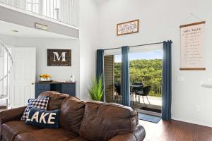 Condo in Lakefront Resort w Pool! Ozarks Getaway