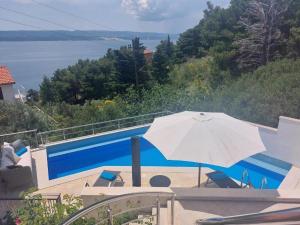 Family friendly apartments with a swimming pool Marusici, Omis - 21377
