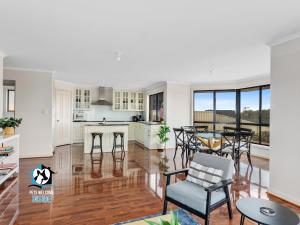 Big House with Views and Fab Pop Culture Vibe