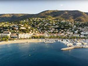 Appartements Appartement Climatise avec Terrasse - 100m de la Plage - 4 couchages - Parking et Menage Inclus - FR-1-251-444 : Appartement