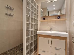 Bel appartement T2 avec balcon, WIFI et parking près de la plage - FR-1-706-2