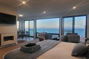 Heathcliff1 Luxury Couples Retreat with Stunning Coastal Views!