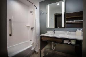 King Room with Accessible Tub - Mobility Access room in Hilton Garden Inn West Palm Beach I95 Outlets