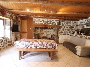 Maisons de vacances Gite Thiezac, 3 pieces, 4 personnes - FR-1-742-190 : photos des chambres