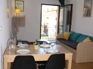 Appartement T2 avec Balcon, Parking et WiFi - Proche Thermes et Centre ville, 4 pers. - FR-1-313-222 - Razecueillé