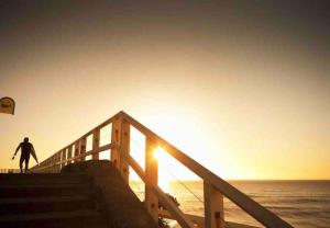 lBrand New beachside 2BR apt in prime Location