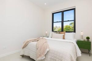 lBrand New beachside 2BR apt in prime Location