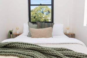 lBrand New beachside 2BR apt in prime Location