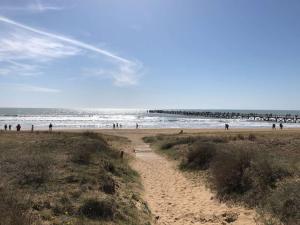 Maisons de vacances Maison renovee 5 pieces, jardin clos, a 2 pas de l'ocean, pour 10 personnes - Saint-Jean-de-Monts - FR-1-224C-231 : photos des chambres