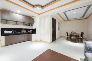 2 Wide Bedroom Unit with Breakfast for 2pax