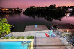 Beautiful Bayview - King Beds, Pool Water Frontage