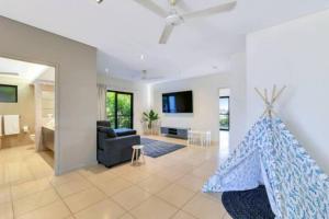 Beautiful Bayview - King Beds, Pool Water Frontage