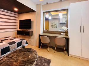 * *R Metropolitan Mirage