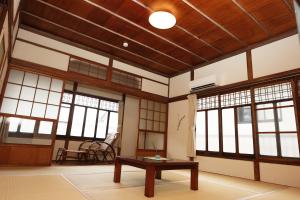 尾道 つばめ荘 Tsubamesou 尾道駅から徒歩と渡船で15分 情緒あふれる尾道ステイ 鍵付き駐輪場と駐車場あり supported by COCOSTAY 3星级 住宿 大堂