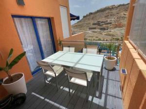 Apartamento con diseño moderno y piscina Taurito