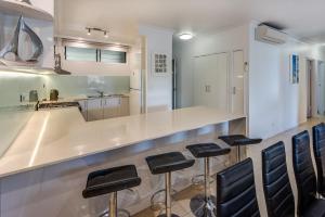 POINCIANA 101 HAMILTON ISLAND CENTRALLY LOCATED 3 BEDROOM, plus BUGGY!!