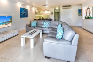 POINCIANA 101 HAMILTON ISLAND CENTRALLY LOCATED 3 BEDROOM, plus BUGGY!!
