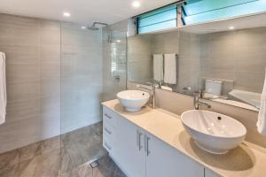 POINCIANA 101 HAMILTON ISLAND CENTRALLY LOCATED 3 BEDROOM, plus BUGGY!!