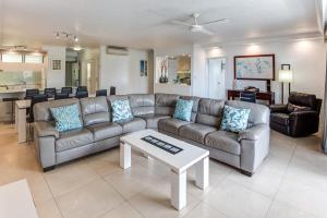 POINCIANA 101 HAMILTON ISLAND CENTRALLY LOCATED 3 BEDROOM, plus BUGGY!!