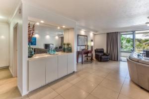 POINCIANA 101 HAMILTON ISLAND CENTRALLY LOCATED 3 BEDROOM, plus BUGGY!!