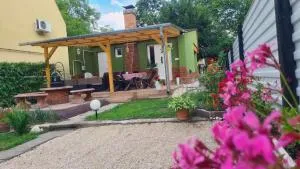 FIÓNA KUNYHÓJA APARTMANHÁZ - Székkutas