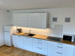Spacious APT in a Quiet Neighbourhood + Private Parking 