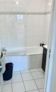 Appartements Appartement 1 chambre proche Gare RER B Vert Galant - Parking et balcon prive - Proche Aeroport Roissy CDG - Parc Des Expositions - Paris - Stade de France - Asterix - Disneyland Paris : photos des chambres
