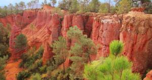 Idéalement situé au pied du Palais des papes