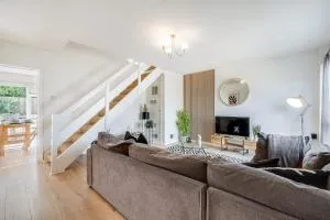 Stunning and Spacious Home by Our Home Short Stays with Free Parking and Ideal for families and contractors - Chapel Brampton