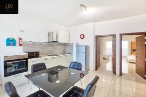 Beautiful, 2BR Penthouse with large balcony + BBQ by 360 Estates