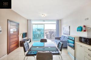 Beautiful, 2BR Penthouse with large balcony + BBQ by 360 Estates