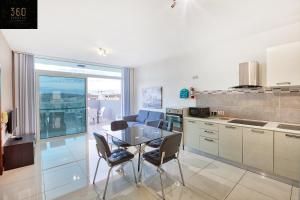 Beautiful, 2BR Penthouse with large balcony + BBQ by 360 Estates