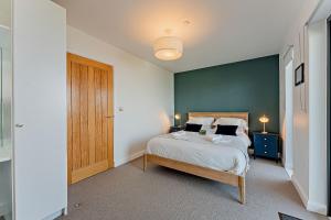 2 Bed Ground Floor Apartment - 11 Plas