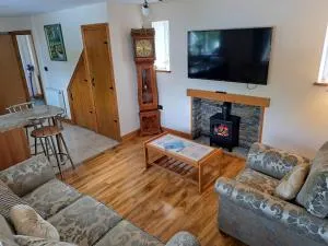 Rose Cottage Trecynon Traditional 2 bed cottage Zip World Beacons Bike - Hirwaun